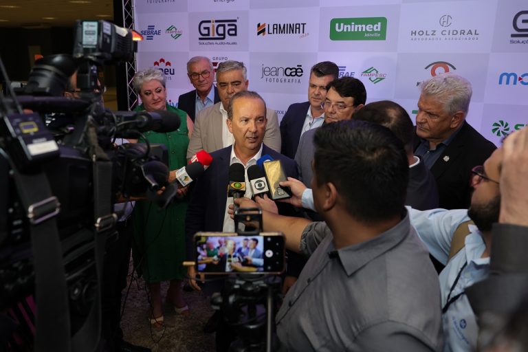Governador Jorginho Mello dá entrevista aos veículos de imprensa durante visita a Joinville