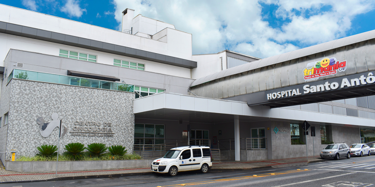 Foto mostra fachada do Hospital Santo Antônio, em Blumenau, com carro de apoio parado à porta