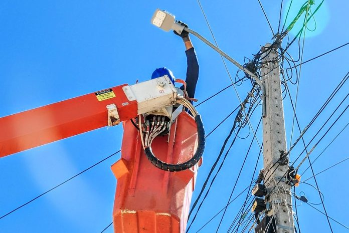 Desde 31 de janeiro a prefeitura de Laguna (SC) está sem contrato para manutenção da rede de iluminação pública. Impasse é provocado por mudanças na lei 14.133, Lei das licitações. FOTO Divulgação Notisul Digital