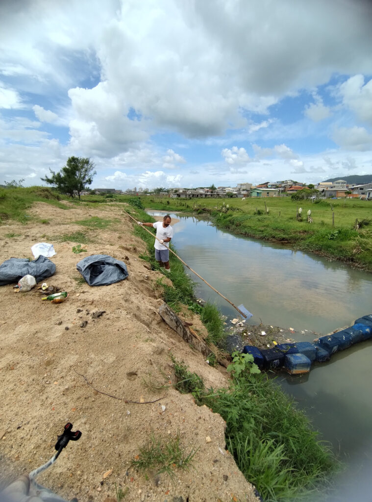 Comunidades de Imbituba denuncia grave problema de saneamento na Praia do Porto