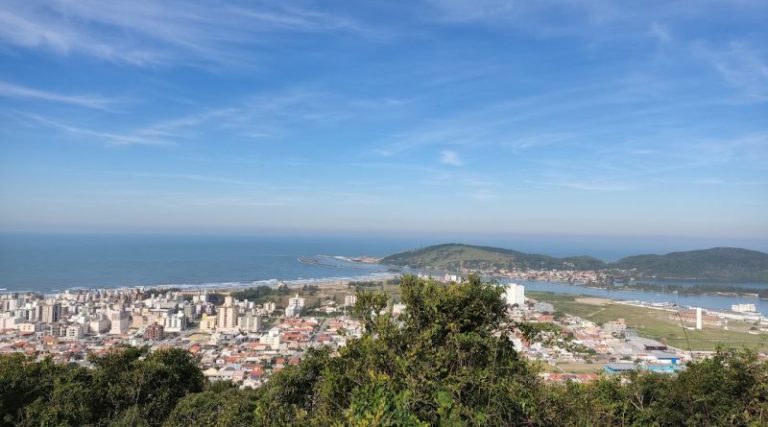 Prefeitura de Laguna promove limpeza do mirante do Morro da Glória