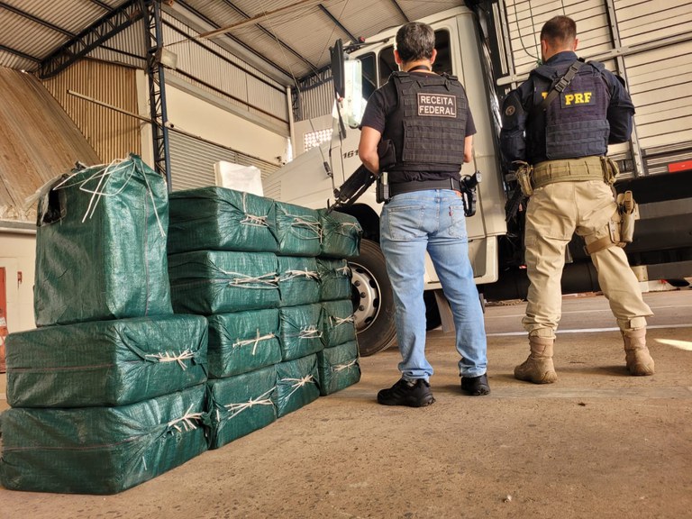 Polícia Rodoviária Federal e Receita apreendem 508 kg de cocaína em caminhão
