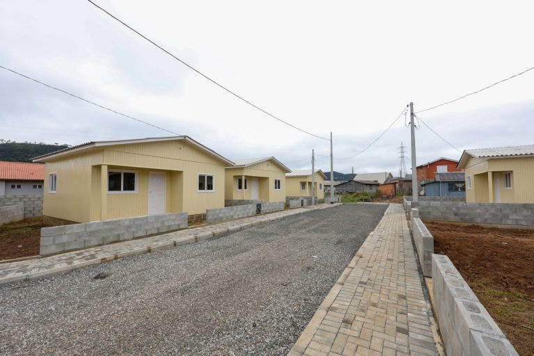 Governo entrega casas para famílias de baixa renda em Bom Jardim da Serra