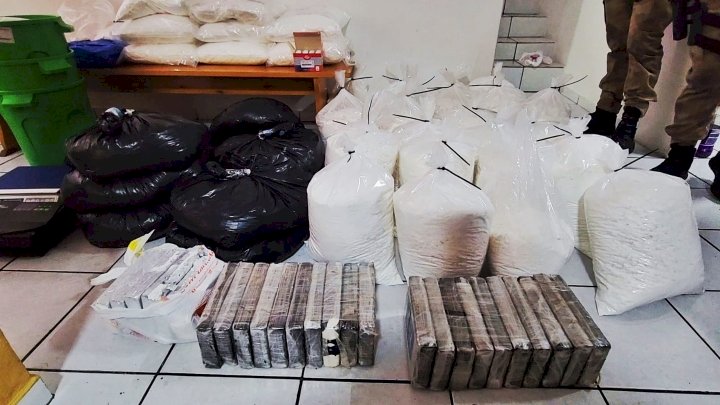 PM e PRF prendem cinco pessoas e apreendem 440kg de cocaína em Balneário Camboriú