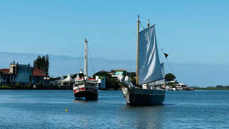 Barcos históricos chegam para a tomada de Laguna: Réplica do seival revive expedição de Garibaldi