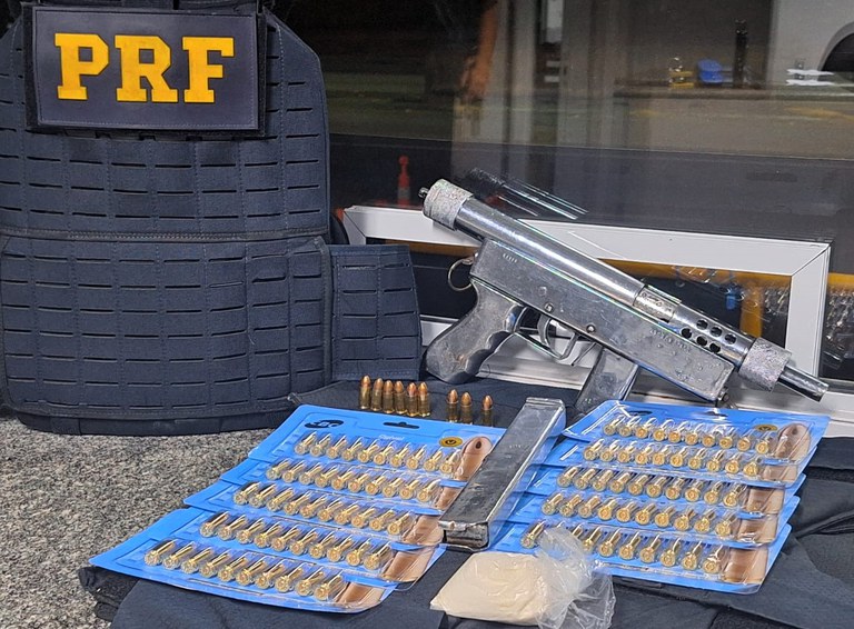 Polícia Rodoviária Federal apreende submetralhadora, munições e drogas em Barra Velha