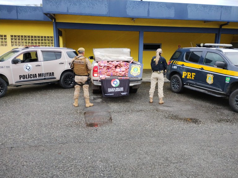 Ação policial em Joinville termina com apreensão de 290 kg de maconha em caminhonete roubada
