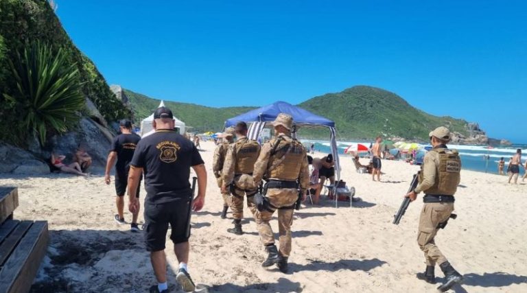 SEDETUR e Polícia Militar de Imbituba monitoram uso de caixas de som na Praia do Rosa