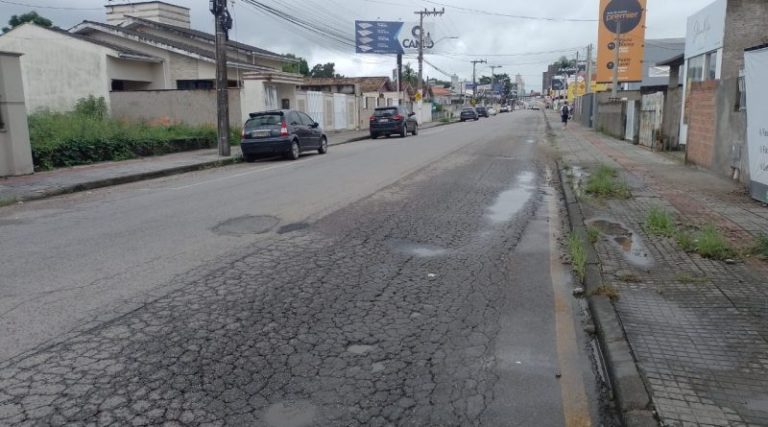 Recuperação da camada asfáltica na rua Padre Nóbrega: Alterações no trânsito na próxima terça-feira