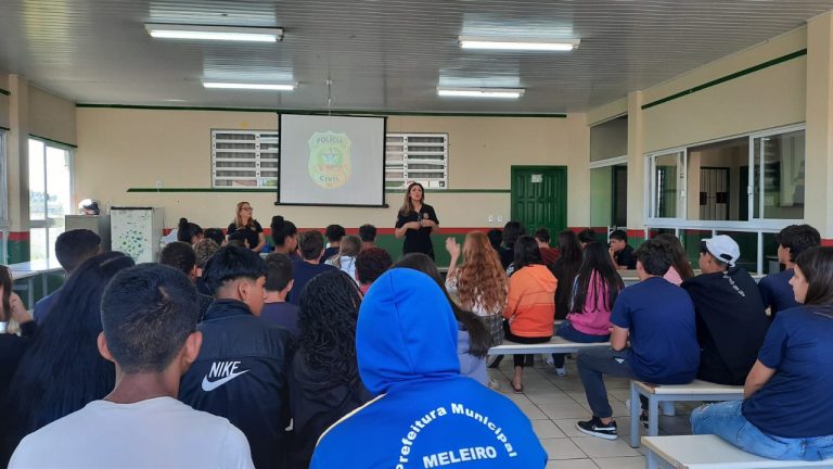 Delegadas da DPCAMI de Araranguá abordam Violência de Gênero em escola