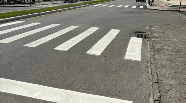 Secretaria de Segurança revitaliza faixas de pedestres e rotatórias na Avenida Pedro Zapelini: Mais segurança no trânsito