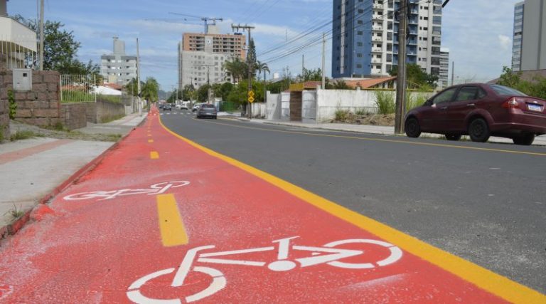Rua Teodoto Tonon recebe sinalização para veículos e ciclistas em Tubarão