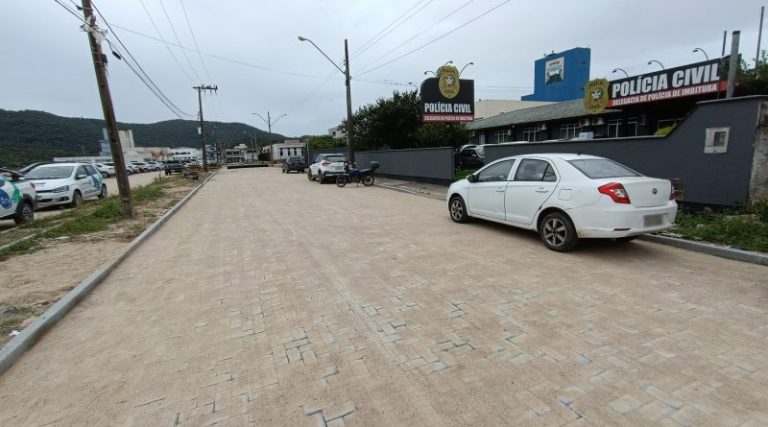Pavimentação da Rua João Hipólito Nascimento em fase final: melhorias no centro de Imbituba