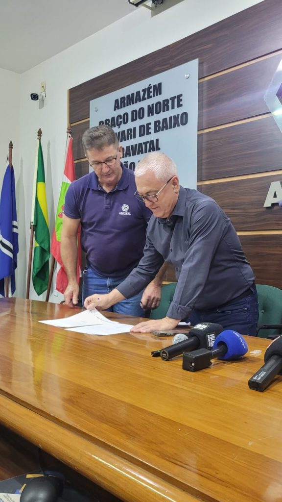 Prefeito de Tubarão Jairo Cascaes assume a presidência da AMUREL