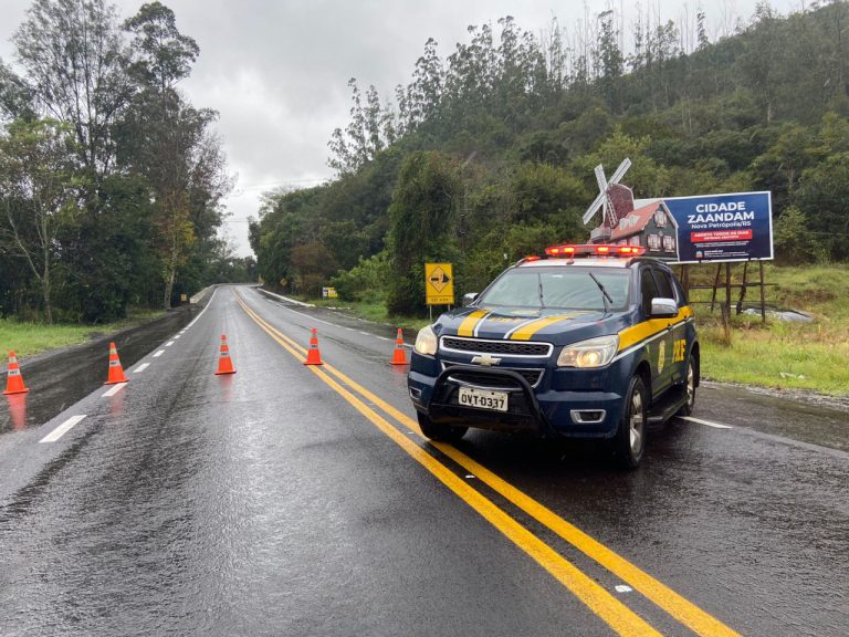 PRF bloqueia BR-116 em Nova Petrópolis devido às fortes chuvas