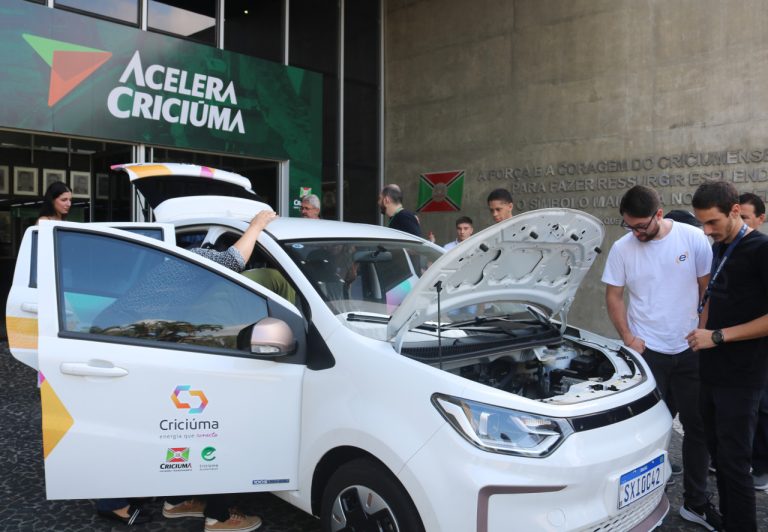 Servidores da prefeitura de Criciúma são capacitados para uso de carros elétricos no Paço Municipal Marcos Rovaris