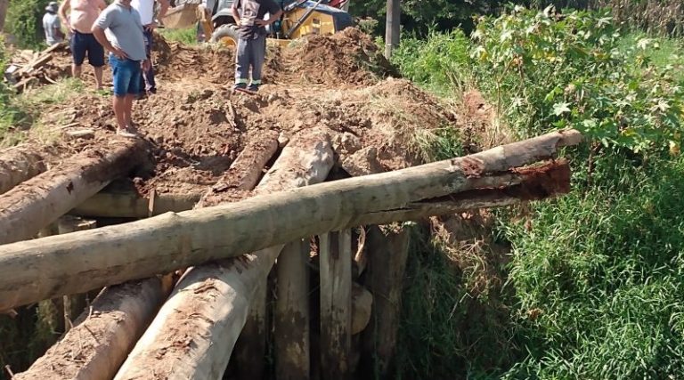 Reparos emergenciais iniciados na ponte de madeira na Rodovia Aggeu Medeiros, em Tubarão