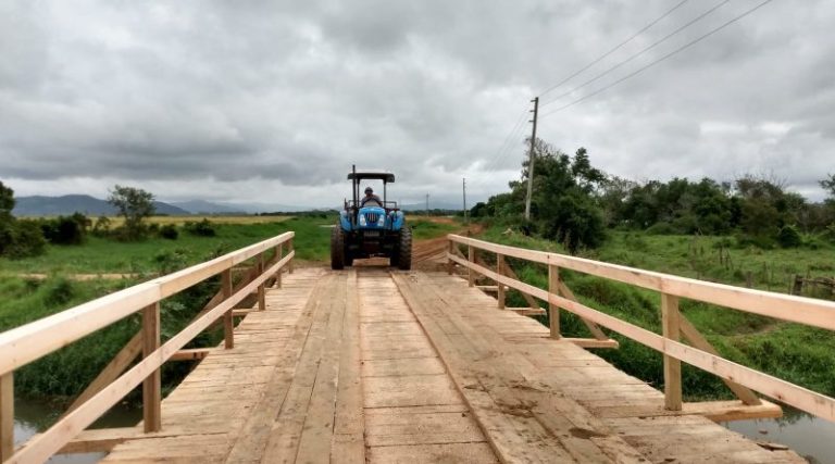 Ponte de madeira na Rodovia Aggeu Medeiros, entre Tubarão e Laguna, conclui revitalização