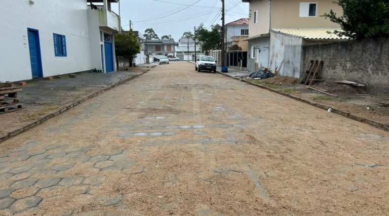 Prefeitura de Laguna pavimenta novas ruas em parceria com moradores