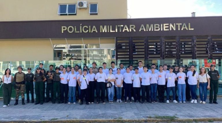 Protetores Ambientais PROA visitam quartel da Polícia Militar Ambiental em Laguna