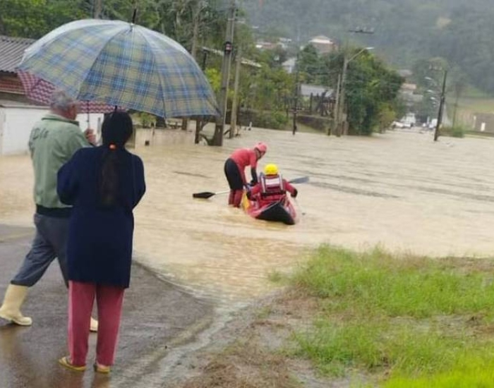 Enchente em Rio do Sul isola famílias com rio atingindo quase 9 metros