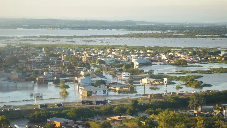 Governo planeja construir superabrigos para vítimas de enchentes no RS