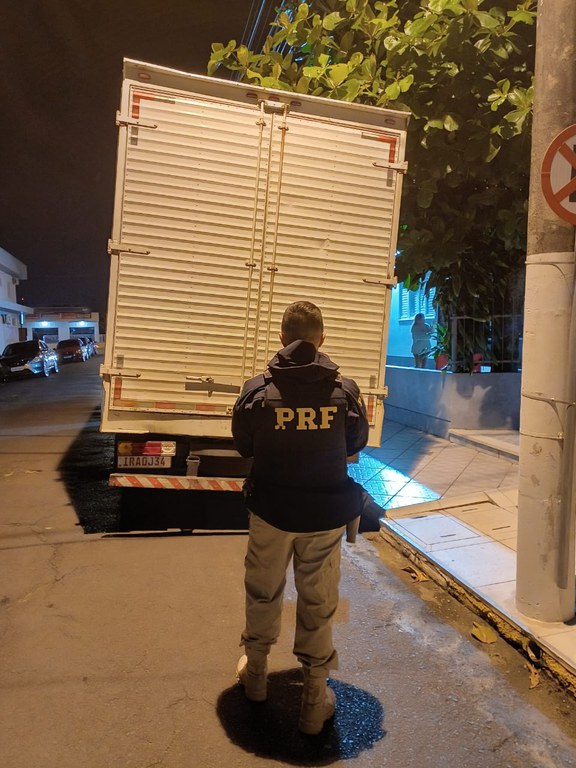 PRF recupera caminhão furtado e proprietário agradece em Sombrio