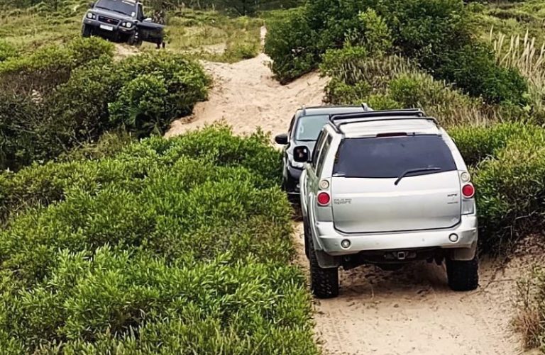 Flagrante: motoristas transitam em dunas de Imbituba, causando danos ambientais