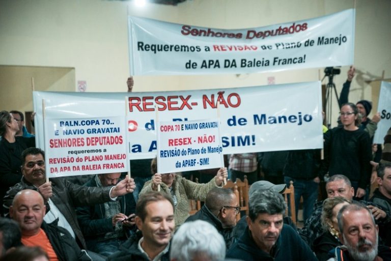 Participantes de audiência pública se manifestam contra a reserva extrativista do Farol de Santa Marta