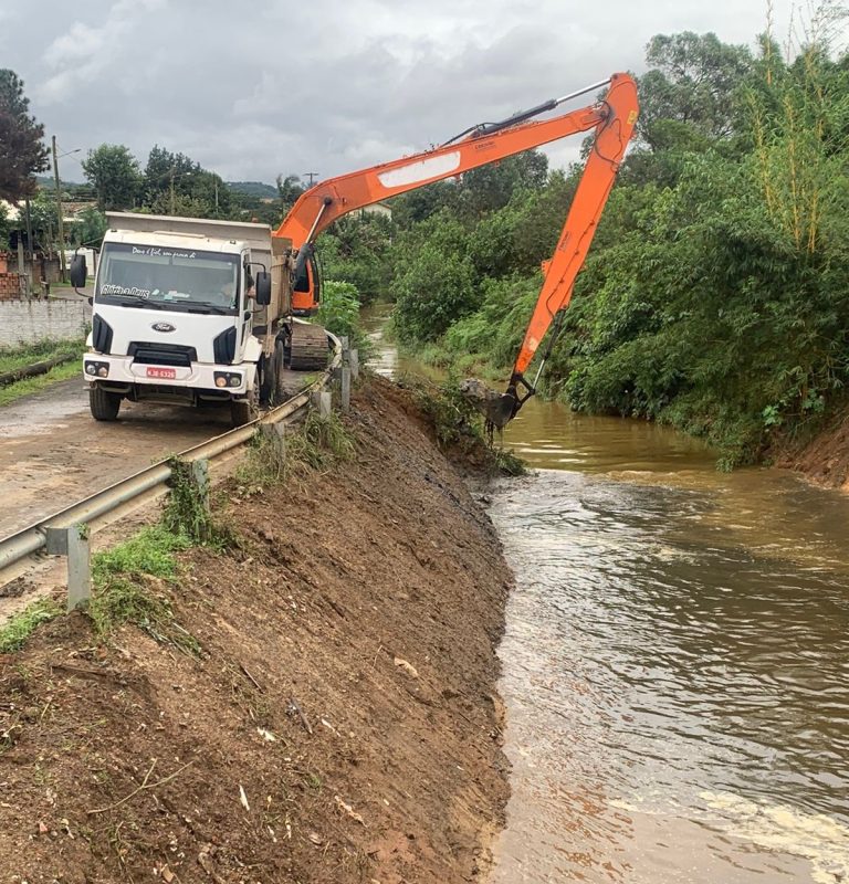 Criciúma intensifica limpeza do Rio Sangão para prevenir alagamentos