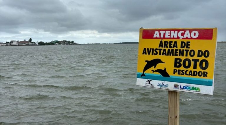 Secretaria de Turismo instala placas para avistamento do boto pescador