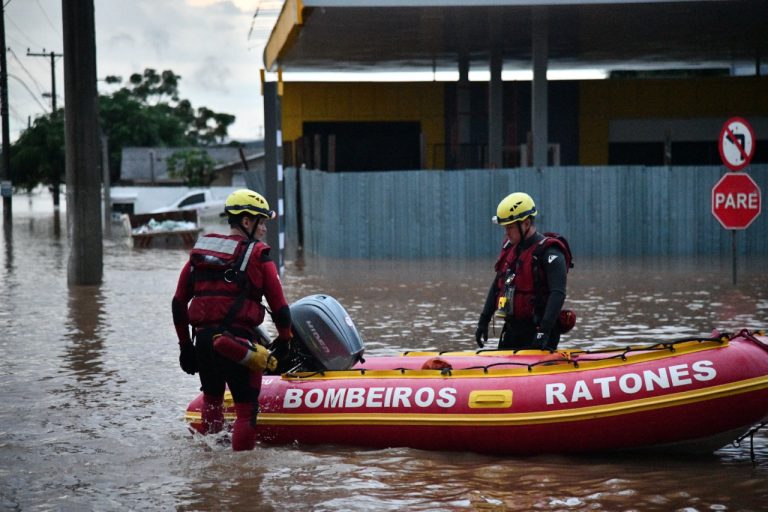 Equipes de Bombeiros Militares de SC resgatam mais de 2 mil pessoas e centenas de animais no Rio Grande do Sul