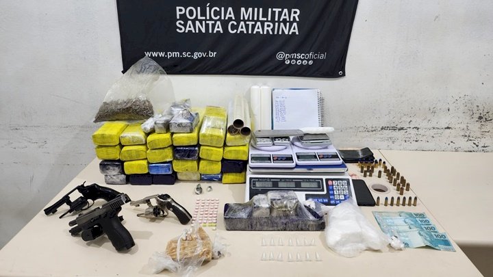 Polícia Militar apreende 20 kg de maconha e três armas em Joinville