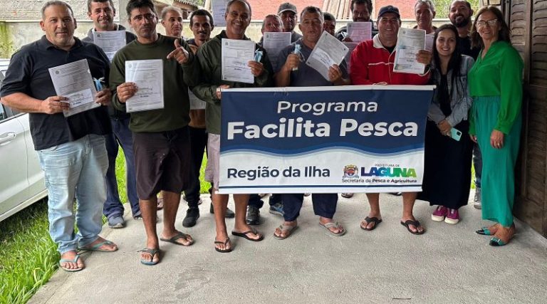 Pescadores de Laguna recebem licenças para pesca da tainha
