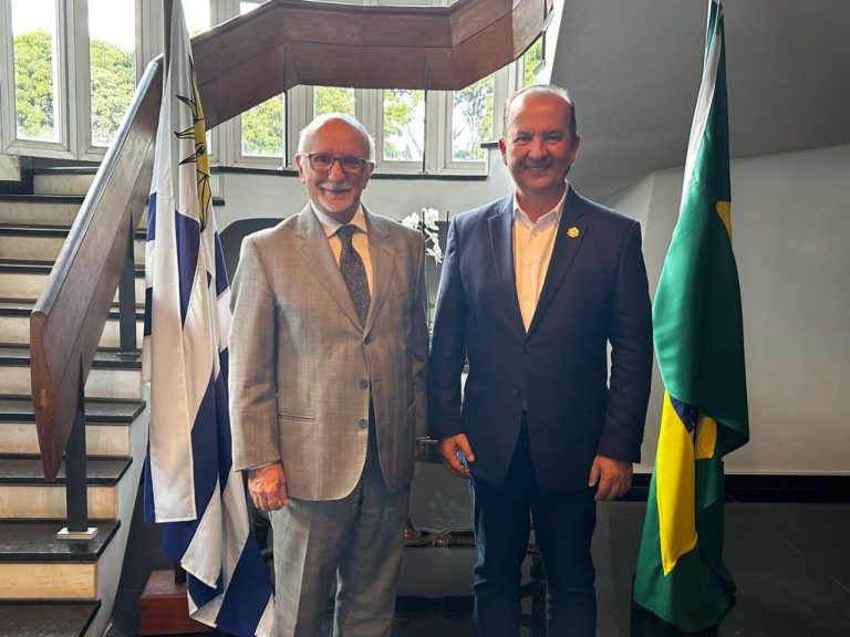 Governador de SC discute comércio com embaixador do Uruguai em Brasília