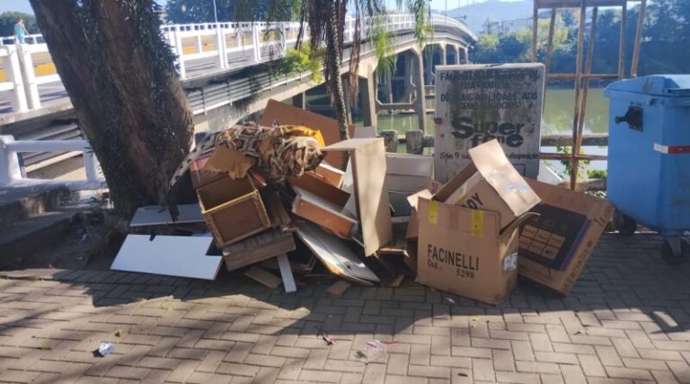 Descarte irregular de móveis na Praça Centenário em Tubarão é investigado