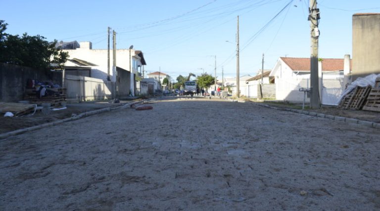 Pavimentação de 17 ruas em Tubarão entra na reta final