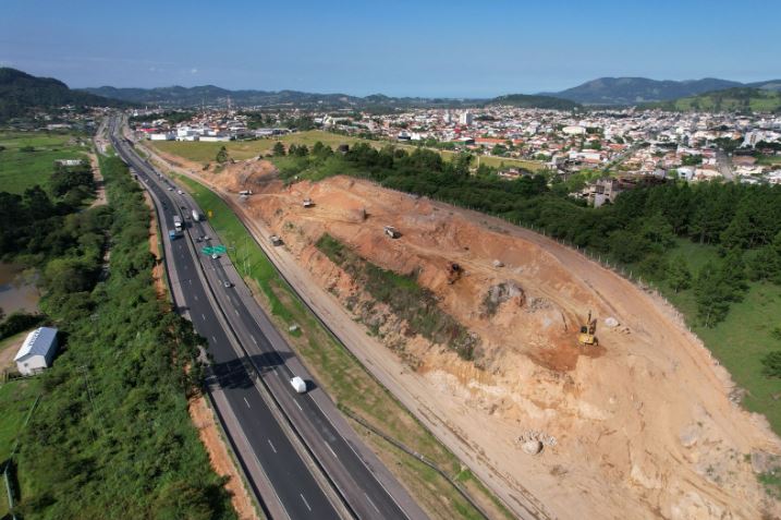 BR-101 terá lentidão temporária para detonação de rochas em Capivari de Baixo