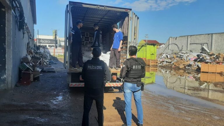 Polícia Civil de SC doa 10 mil peças de roupa para vítimas das enchentes no RS
