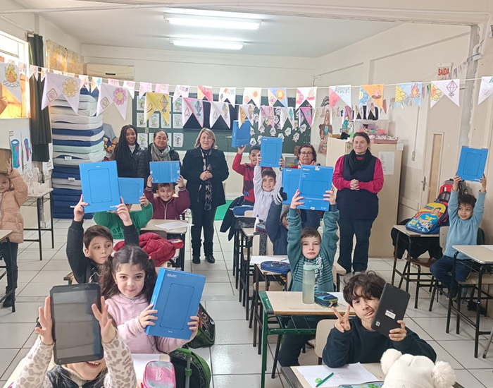 Estudantes de Capivari de Baixo recebem tablets para uso escolar