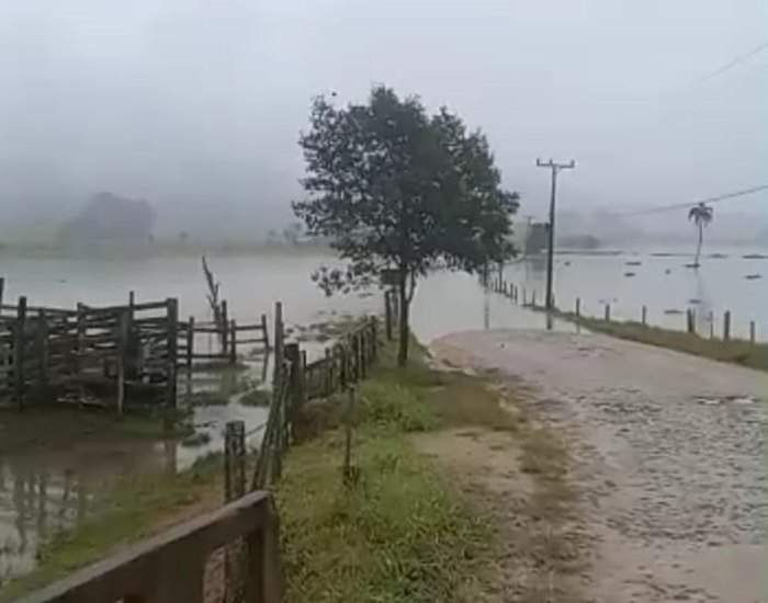 Chuvas isolam comunidades em Imaruí e causam transtornos