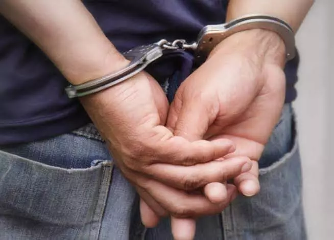 Homem com mandado de prisão por homicídio é preso em Laguna
