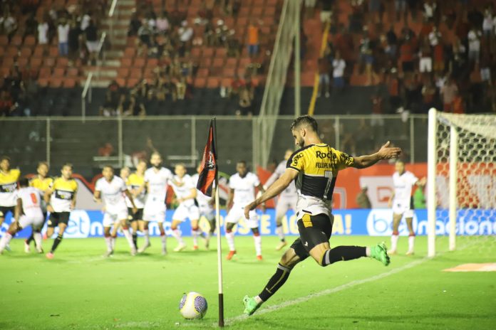 Fellipe Mateus retorna como titular do Criciúma contra o Fluminense