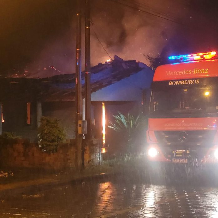 Incêndio destrói residência em Morro Grande, Sangão