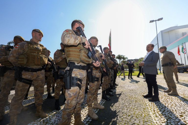 Governador recebe policiais militares após missão no Rio Grande do Sul