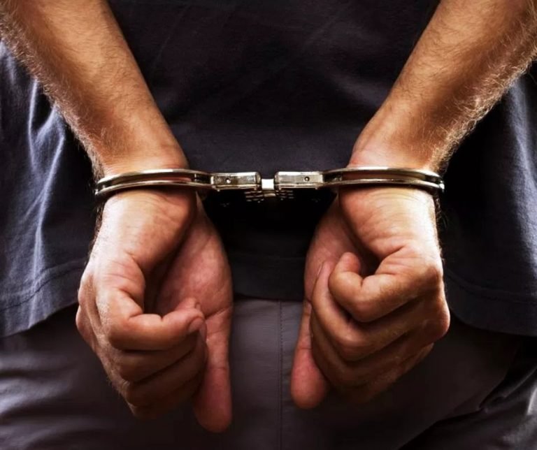 Homem com mandado por duplo homicídio é preso em Pescaria Brava