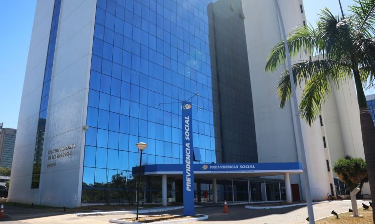 INSS antecipa pagamento para cartões de final 5 e 0 nesta sexta